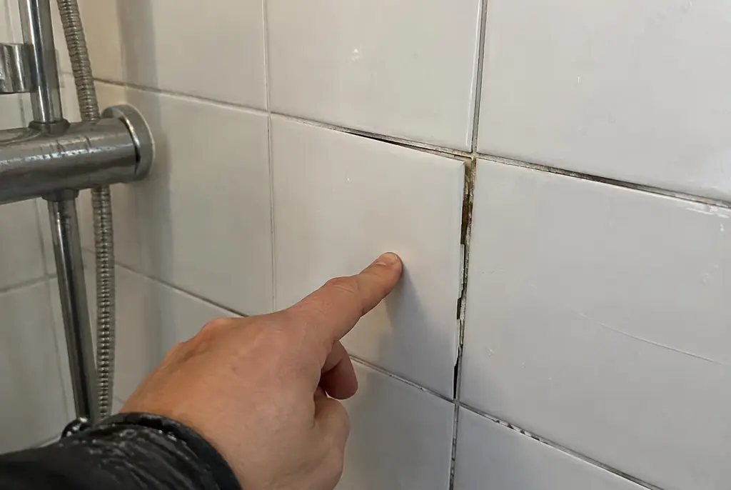 Lekdetectie Oudewater – losse, holle badkamertegels door een lekkage