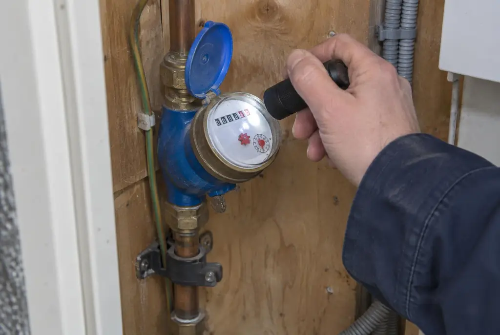 Lekdetectie Oudewater – watermeter in de meterkast controleren met een zaklamp